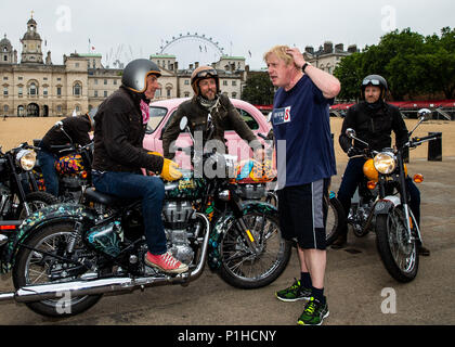 Boris Johnson, secrétaire d'État aux Affaires étrangères, s'entretient avec Simon de Burton sur le vélo de la Maison des Hackney et avec Sam Pelly sur le vélo de Boyarde, tandis que sur le vélo de la famille Elephant â€˜Concours d'Elephants' Outside Horse Guards pendant le photocall à Londres. APPUYEZ SUR ASSOCIATION photo. Date de la photo: Mardi 12 juin 2018. Une flotte personnalisée de 12 voitures Ambassador, huit motos Royal Enfield, un tuk tuk et un Gujarati Chagda a constitué le '€˜Concours d'éléphant ' - une cavalcade de véhicules indiens d'inspiration designer - tandis qu'une trentaine de sculptures d'éléphant magnifiquement décorées seront sur le stand de senti Banque D'Images