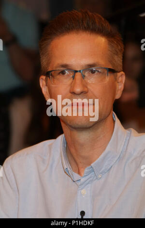 Markus Lanz émission-vedette à Hambourg : Gerald Knaus (Vorsitzender der Europaeischen Stabilitaetsinitiative Migrationsexperte und) Où : Hambourg, Allemagne Quand : 08 mai 2018 Credit : Becher/WENN.com Banque D'Images