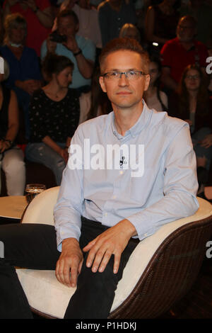 Markus Lanz émission-vedette à Hambourg : Gerald Knaus (Vorsitzender der Europaeischen Stabilitaetsinitiative Migrationsexperte und) Où : Hambourg, Allemagne Quand : 08 mai 2018 Credit : Becher/WENN.com Banque D'Images