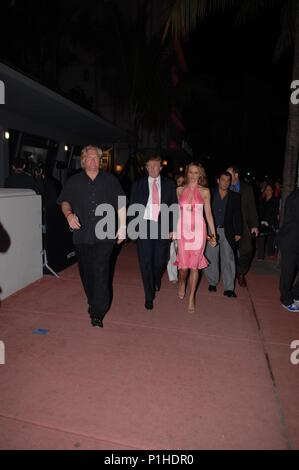 MIAMI BEACH, FL - 04 mars : (COUVERTURE EXCLUSIVE) Donald Trump et Melania Trump (premiers coups de son enceinte) de quitter le Versace Mansion le 4 mars 2005 à Miami Beach, Floride Personnes : Donald Trump et Melania Trump Banque D'Images