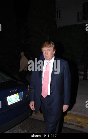 MIAMI BEACH, FL - 04 mars : (COUVERTURE EXCLUSIVE) Donald Trump et Melania Trump (premiers coups de son enceinte) de quitter le Versace Mansion le 4 mars 2005 à Miami Beach, Floride Personnes : Donald Trump et Melania Trump Banque D'Images