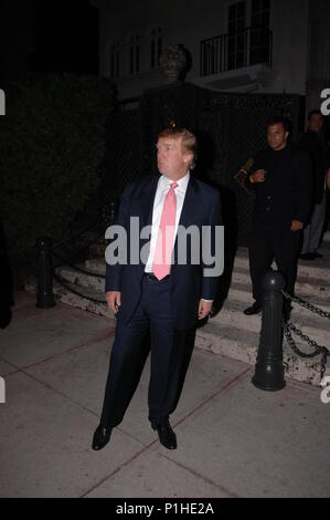 MIAMI BEACH, FL - 04 mars : (COUVERTURE EXCLUSIVE) Donald Trump et Melania Trump (premiers coups de son enceinte) de quitter le Versace Mansion le 4 mars 2005 à Miami Beach, Floride Personnes : Donald Trump et Melania Trump Banque D'Images