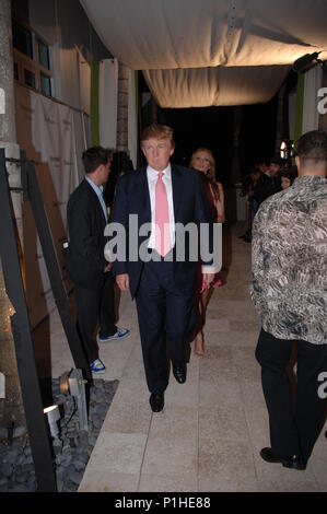 MIAMI BEACH, FL - MARS 04 : Donald Trump et Melania Trump (premiers coups de son enceinte) assister à Shaquille O'Neal's 33e anniversaire à l'hôtel Victor, le 4 mars 2005 à Miami Beach, Floride Personnes : Donald Trump et Melania Trump Banque D'Images