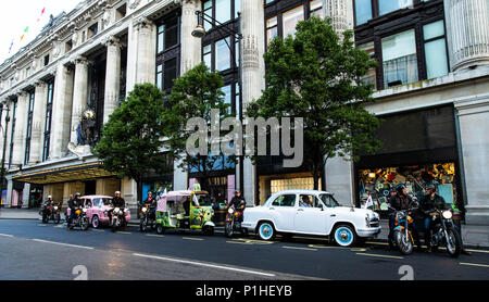 Elephant Family â€˜Concours d'éléphant ' composé d'une flotte personnalisée de vélos Royal Enfield, de voitures Ambassador et d'un tuk-tuk garés devant Selfridge, Oxford Street pendant le photocall à Londres. APPUYEZ SUR ASSOCIATION photo. Date de la photo: Mardi 12 juin 2018. Une flotte personnalisée de 12 voitures Ambassador, huit motos Royal Enfield, un tuk-tuk et un Gujarati Chagda a constitué le '€˜Concours d'éléphant ' - une cavalcade de véhicules indiens d'inspiration designer - tandis qu'une trentaine de sculptures d'éléphant magnifiquement décorées seront sentinelles dans la capitale, ambassadeurs de thei Banque D'Images