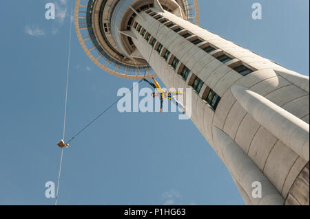 Femme en robe, s'amusant sky sautant Auckland Sky Tower dans la capitale de la Nouvelle-Zélande Banque D'Images