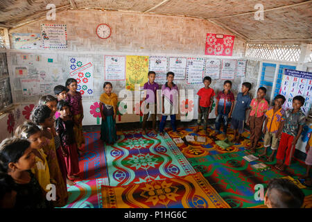 Les enfants réfugiés rohingyas suivre la classe à l'école temporaire dans le camp de réfugiés de Kutupalong à Ukhiya à Cox's Bazar, Bangladesh Banque D'Images