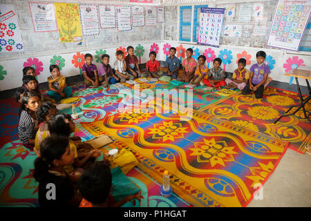 Les enfants réfugiés rohingyas suivre la classe à l'école temporaire dans le camp de réfugiés de Kutupalong à Ukhiya à Cox's Bazar, Bangladesh Banque D'Images