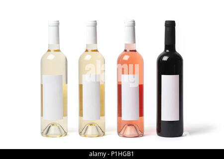 Quatre bouteilles avec différents types de vin, blanc, rose et rouge isolé sur fond blanc. Banque D'Images