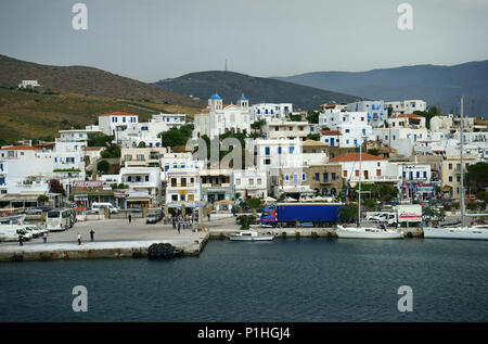 Ville vu de Gavrio Island Ferry, Andros, Cyclades, Grèce Banque D'Images