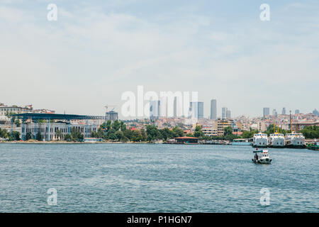 Vue de la partie européenne d'Istanbul, dans les eaux du Bosphore. Navires et bateaux flottent sur l'eau et se tiennent dans le port Banque D'Images