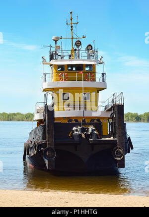 Vieille rivière tug boat (pushboats) sur la rivière le matin Banque D'Images