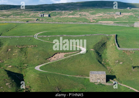 Grange avec une piste sinueuse dans Stonesdale il passé dans le Yorkshire Dales National Park, Royaume-Uni. Banque D'Images