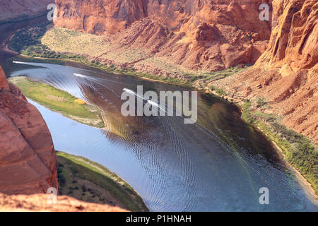 Excursion en bateau sur le fleuve Colorado photo prise à partir de la crête de Horseshoe Bend National Park. La rose, rouge et orange des parois du canyon de grès en Arizona Banque D'Images