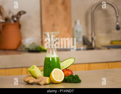 Pot en verre de jus vert, une boisson detox. Banque D'Images