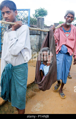 Une balade loin de Myanmar Rohingyas au Bangladesh, atteint à la camp de réfugiés de Kutupalong à Ukhiya à Cox's Bazar, Bangladesh Banque D'Images