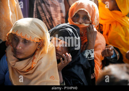 Réfugiés rohingyas attendre pour l'enregistrement biométrique au camp de réfugiés de Kutupalong à Ukhia à Cox's Bazar, Bangladesh Banque D'Images
