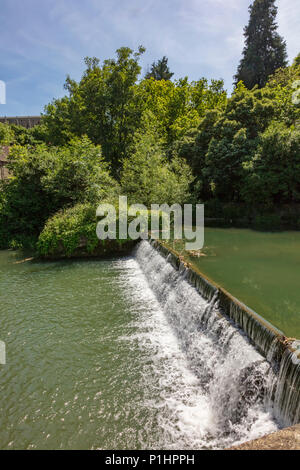 Le moulin de l'abbaye de Malmesbury weir ci-dessous sur la rivière Avon Tetbury, Malmesbury, Wiltshire, Royaume-Uni Banque D'Images