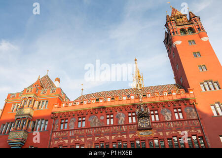 Bale, Suisse - 25 décembre 2017 : des détails architecturaux de l'hôtel de ville donnant sur la place du marché d'Baleun sur une journée d'hiver. Quartier gothique ... Banque D'Images