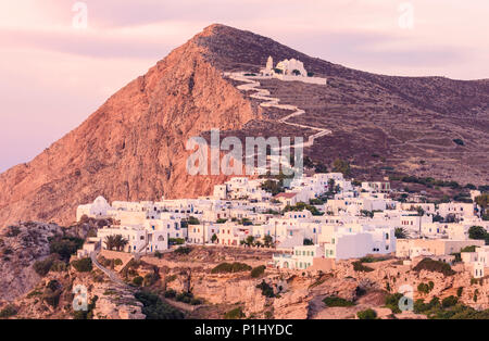 Coucher de soleil sur la Chora de Folegandros et l'église de Panagia, l'île de Folegandros, Cyclades, Grèce Banque D'Images