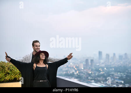 Joli couple interracial sur balcon Banque D'Images