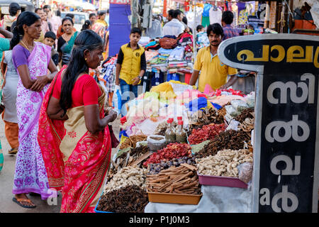 Une femme portant un saree achète des épices à un marché de rue dans la région de Alappuzha (Alleppey), Kerala, Inde. Banque D'Images