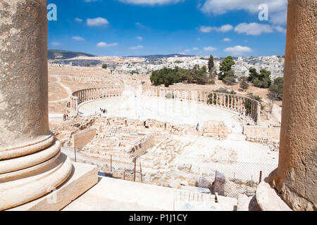 Forum (ovale) et la rue Colonnade, vue depuis le temple de Zeus, Jerash, Jordanie Banque D'Images