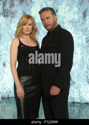 Titre original : CSI : Crime Scene Investigation-TV. Titre en anglais : CSI : Crime Scene Investigation. Année : 2000. Stars : MARG HELGENBERGER, WILLIAM PETERSEN. Credit : CBS Television / Album Banque D'Images