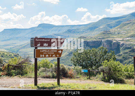 LADY GREY, AFRIQUE DU SUD - le 28 mars 2018 : des panneaux pour les centres de vacances sur route R58 entre Lady Grey et Barkly East de l'Eastern Cape Prov Banque D'Images