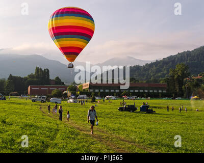 Biella, Italie, 10 juin 2018 - belle et colorée montgolfière sur les gens au festival du printemps, dal Cielo Pollone juin, Biella Banque D'Images