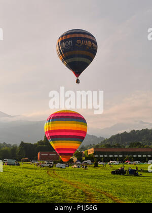 Biella, Italie, 10 juin 2018 - Deux beaux ballons à air chaud et coloré à la fête du printemps, Pollone dal Cielo, Biella Banque D'Images