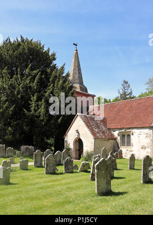 Village anglais, l'église de St Nicholas' à Brockenhurst vue du cimetière Banque D'Images