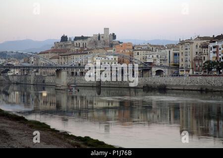 Espagne - Catalogne - Baix Ebre (district) - Tarragone. Tortosa ; riu Ebre, Castell de ciutat i La Suda / Rio Ebro, ciudad y Castillo de la Suda. Banque D'Images