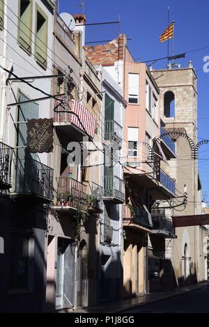 Espagne - Catalogne - Montsià (district) - Tarragone. Ulldecona, carrer Major / Calle Mayor y antigua Iglesia del Roser (Maison de la culture). Banque D'Images