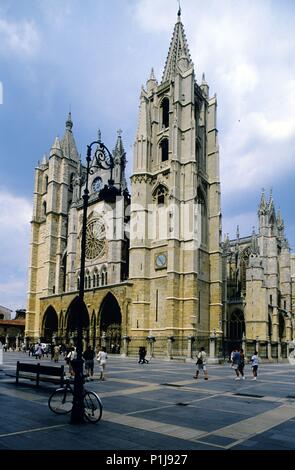 Espagne - Castille et Leon - LEON. Catedral (arq. gótica), vista desde plaza Regia. Banque D'Images