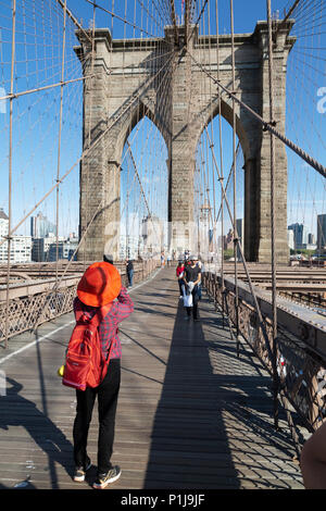 Une touriste en prenant une photo sur le pont de Brooklyn, Brooklyn, New York city Etats-unis d'Amérique Banque D'Images