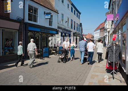 Les gens qui font du shopping visitent le centre-ville des magasins de grande rue au printemps Beverley East Yorkshire Angleterre Royaume-Uni Grande-Bretagne Banque D'Images