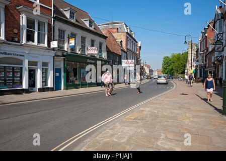 Personnes shoppers dans le centre-ville au printemps Beverley East Yorkshire Angleterre Royaume-Uni GB Grande-Bretagne Banque D'Images