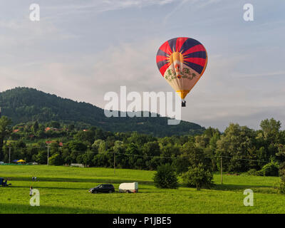 Biella, Italie, le 10 juin, 2018 - Un vol en ballon dans le ciel bleu à la fête du printemps, dal Cielo Pollone juin, Biella Banque D'Images