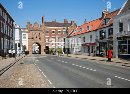 North Bar dans la rue et maisons et magasins au printemps Beverley East Yorkshire Angleterre Royaume-Uni GB Grande-Bretagne Banque D'Images