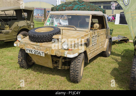 L'armée allemande Volkswagen kubelwagen Type 82 dans un véhicule militaire vintage afficher Banque D'Images