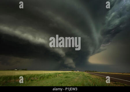 Avec Supercell éclairs nuage-nuage, mur de nuages et la grêle au-dessus d'un champ de blé du Kansas, USA Banque D'Images
