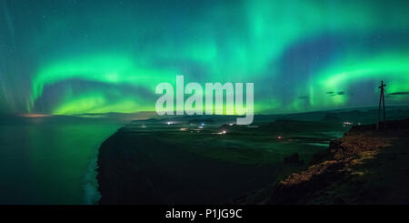 Northern Lights plus Solheimafjara, Dyrhólaey, Islande Banque D'Images