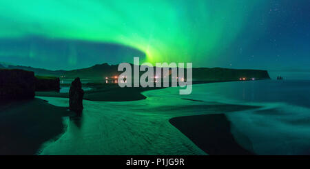 De plus, Northern Lights Reynisfjara qui jouit, l'Islande Dyrhólaey Banque D'Images