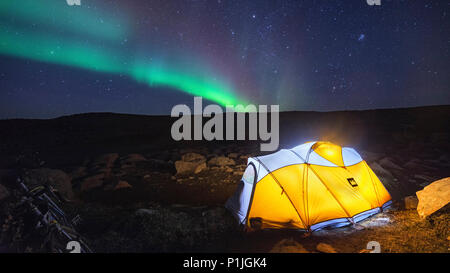 Northern Lights sur tente en friche de désert de lave, Austurland, Highlands, l'Islande Banque D'Images