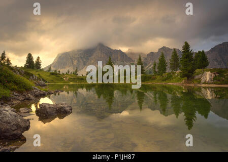 Réflexions sur le Lago di Limides dans les dolomites près de Cortina d'Ampezzo, district de Belluno, Italie, Europe Banque D'Images