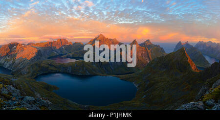 Paysage de montagne avec alpenglow et les moutons nuages dans la lumière du matin, Munken, Moskenesoy, Lofoten, Norvège Banque D'Images