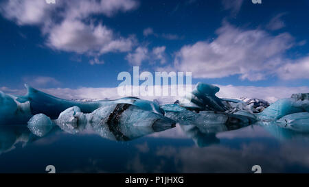 Ciel étoilé à la pleine lune sur la lagune glaciaire Jökulsarlon, Islande, Banque D'Images