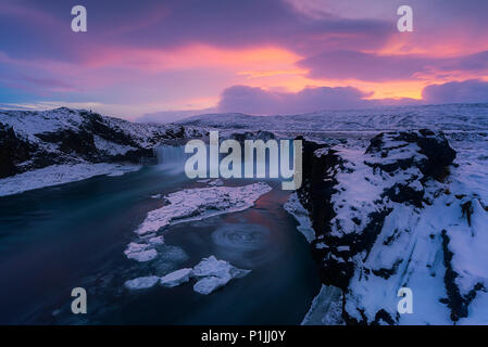 Coucher de soleil sur la cascade de glace à Godafoss et la neige en hiver, les Highlands, l'Islande Banque D'Images