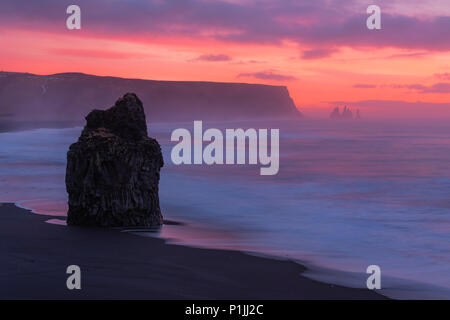 L'aube sur la plage de Vik, Reynisfjara qui jouit, en Islande Banque D'Images