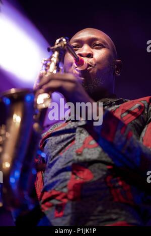 En 2018, Seun Kuti. Artiste : Alan John Ainsworth. Banque D'Images